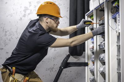 Eletricista no quadro de distribuição